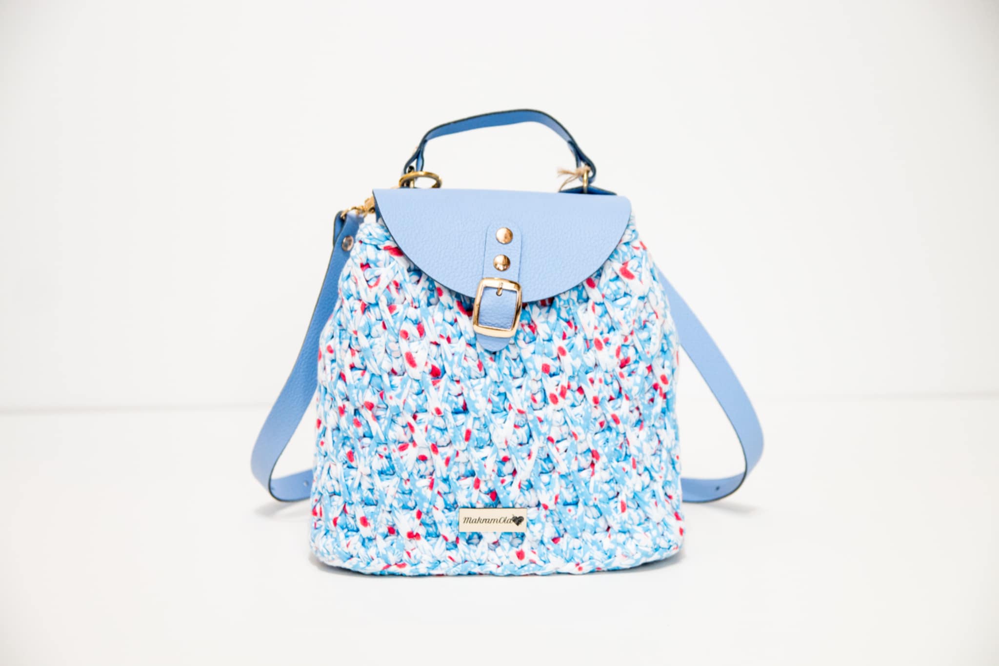 Błękitny w czerwone drobinki