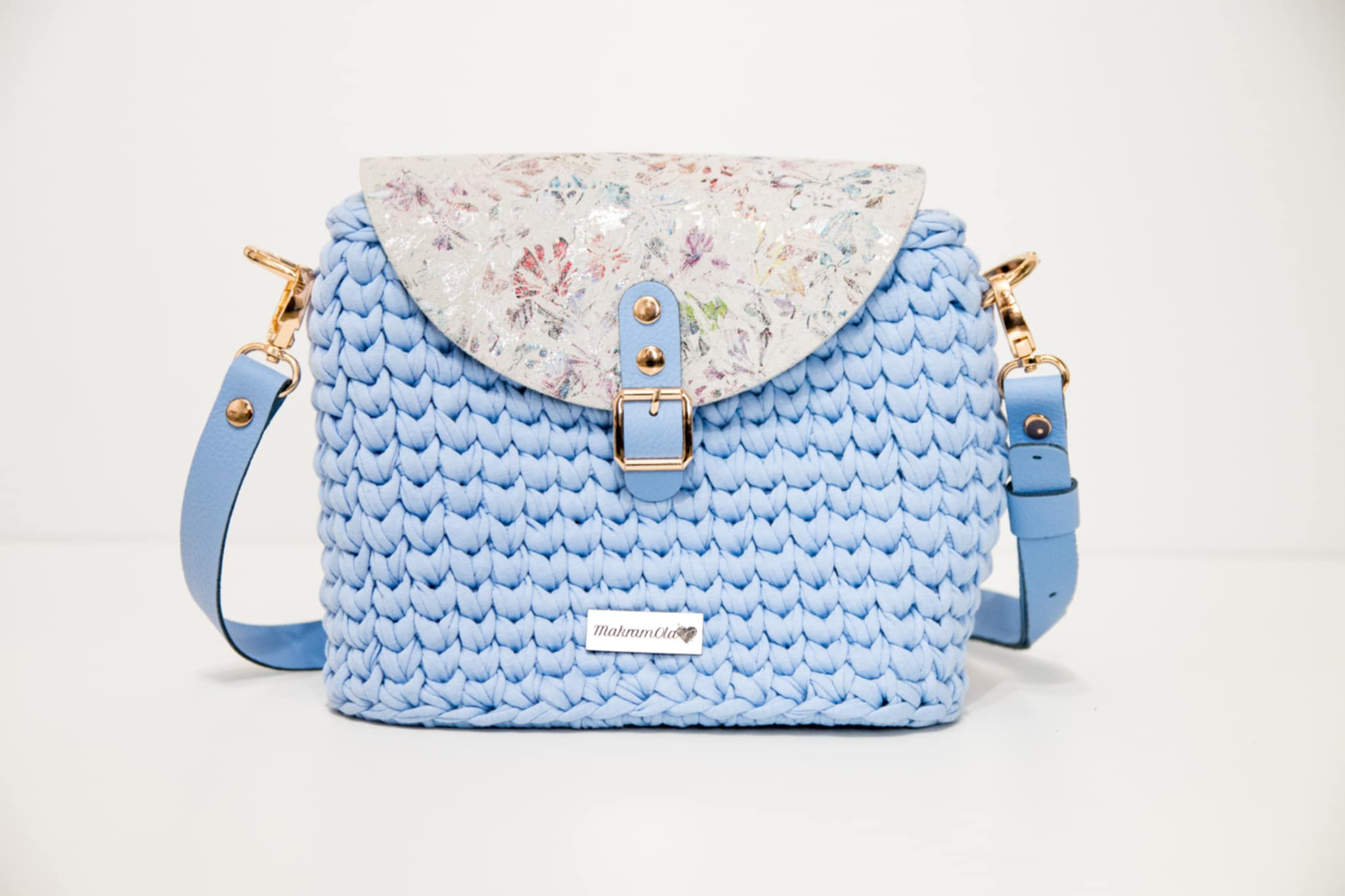 Błękitna torebka z klapką we wzory